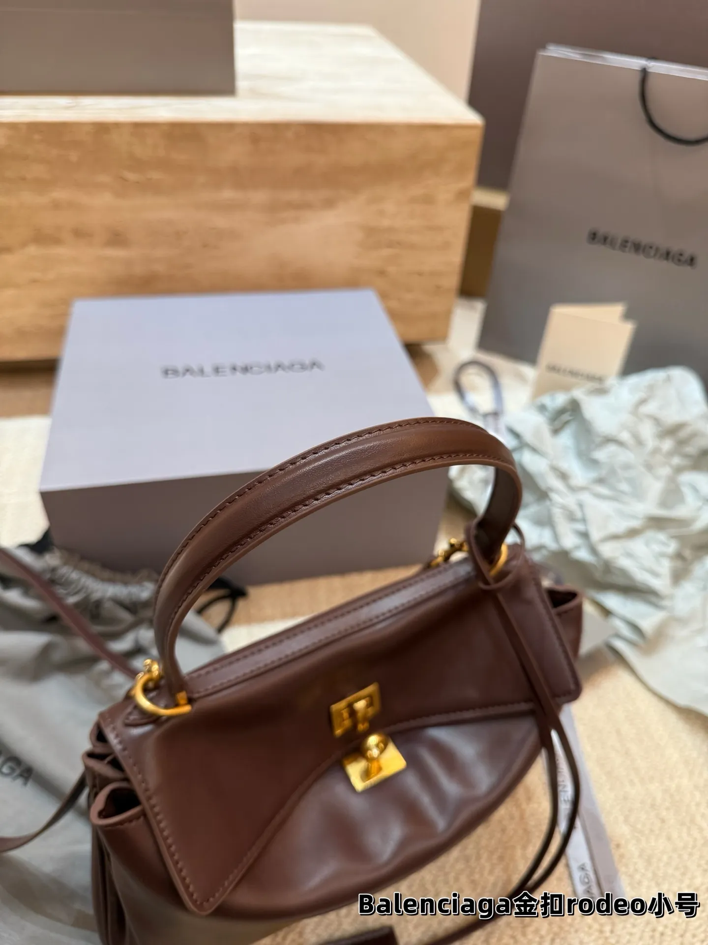 顶级原单 P240 巴黎世家 RODEO 托特包 矮个子也能驾驭的一款包包! 虽说是有两个扣子 建议老婆们扣在里面 前面可以拉拢下来更有设计感 更独特 和秋冬季的衣服超好搭!超米超喜欢💕 尺寸小号28.20