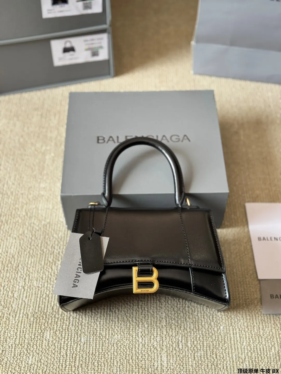 顶级原单 牛皮 p180/p170 【巴黎世家】Balenciaga/巴黎世家 hourglass xs/沙漏包 斜挎手提包 lisa款 最新走秀款购物袋来啦🌈专柜限量上市 娱乐周刊主推款～超正点 原版内里 高端时尚 潮爆全球💫潮范儿们跟上脚步吧 喜欢的抓紧自留啦 超级洋气 尺寸 大号23 14cm 小号20 12cm