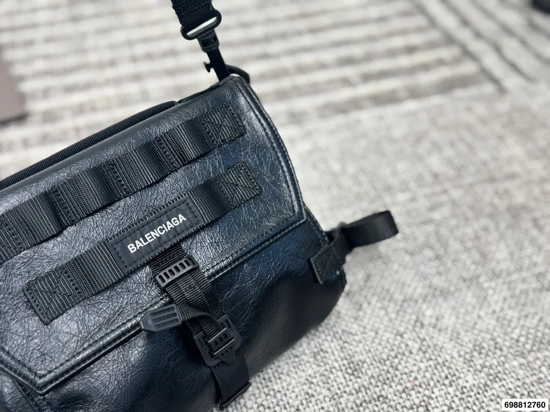 P190 巴黎世家邮差 还有这么机能风的Balenciaga邮差!!!! 实物巨巨巨好看!! 走在潮流第一线的俊男靓女们必须要拥有这只巴黎世家 尺寸:24 19