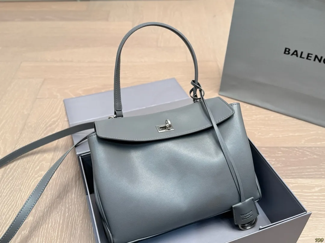 小号¥225折叠盒 Balenciaga巴黎世家新款 任何风格都可轻松驾驭 适合日常 旅游 出行 集美必备 尺寸:小号27 19