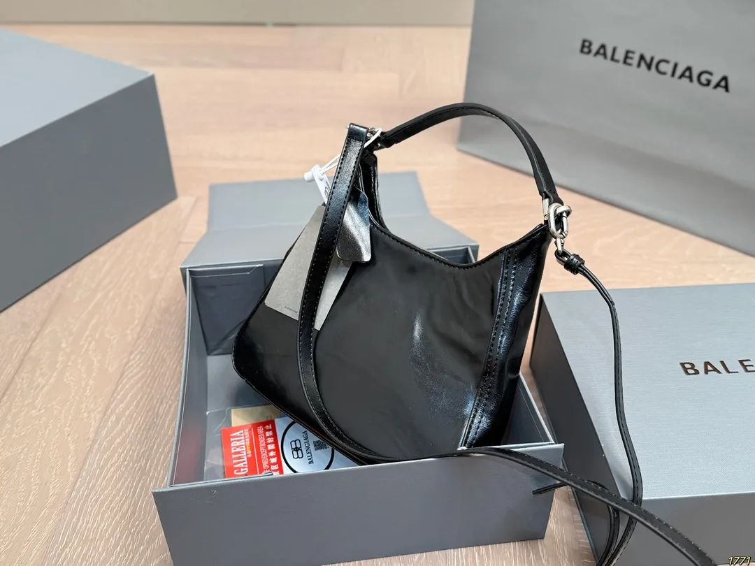 &yen;180飞机盒 Balenciaga 巴黎世家新款 任何风格都可轻松驾驭 适合日常 旅游 出行 集美必备 尺寸20 16