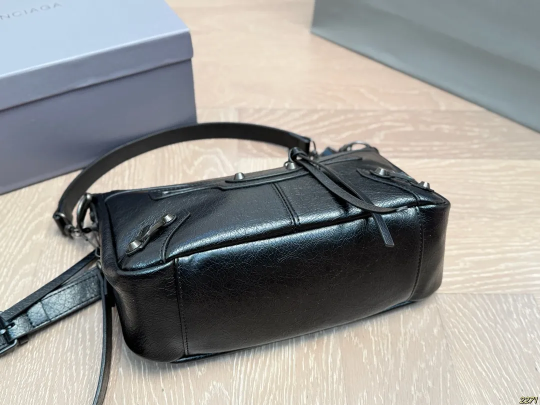 &yen;150配盒 Balenciaga 巴黎世家机车包 仙女的背包 完完全全 被迷上啦 仿佛进入仙境般 是每个可爱的小仙女必备 尺寸28 18