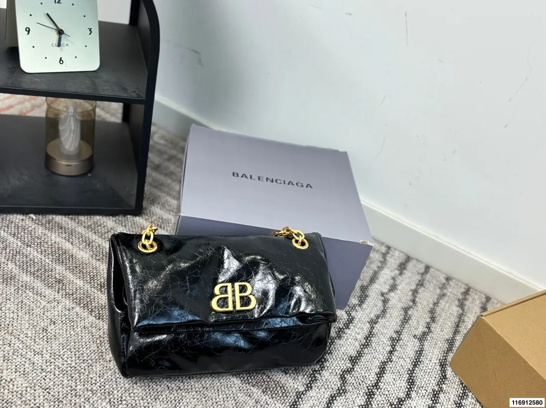 p170 配礼盒 尺寸28.20 黑金绝配|这只Monaco油蜡皮中号 黑金+油蜡皮这个组合 这就是我的本命包啊!🖤 油蜡皮自带微妙的光泽度和做旧纹理 摸起来是柔润的蜡感 越用越有个人痕迹 而且超级耐造 内里还有一个带拉链的夹层 日常出门完全够用 - 五金是做旧的复古金色,Blogo比较低调 - 开合是磁吸扣,单手操作超方便 - 油蜡皮会有自然的褶皱纹理 喜欢复古感的会爱死 如果你在找一只帅气、能装、不娇气又充满高级感的通勤包,黑金油蜡皮Monaco中号绝对值得冲!