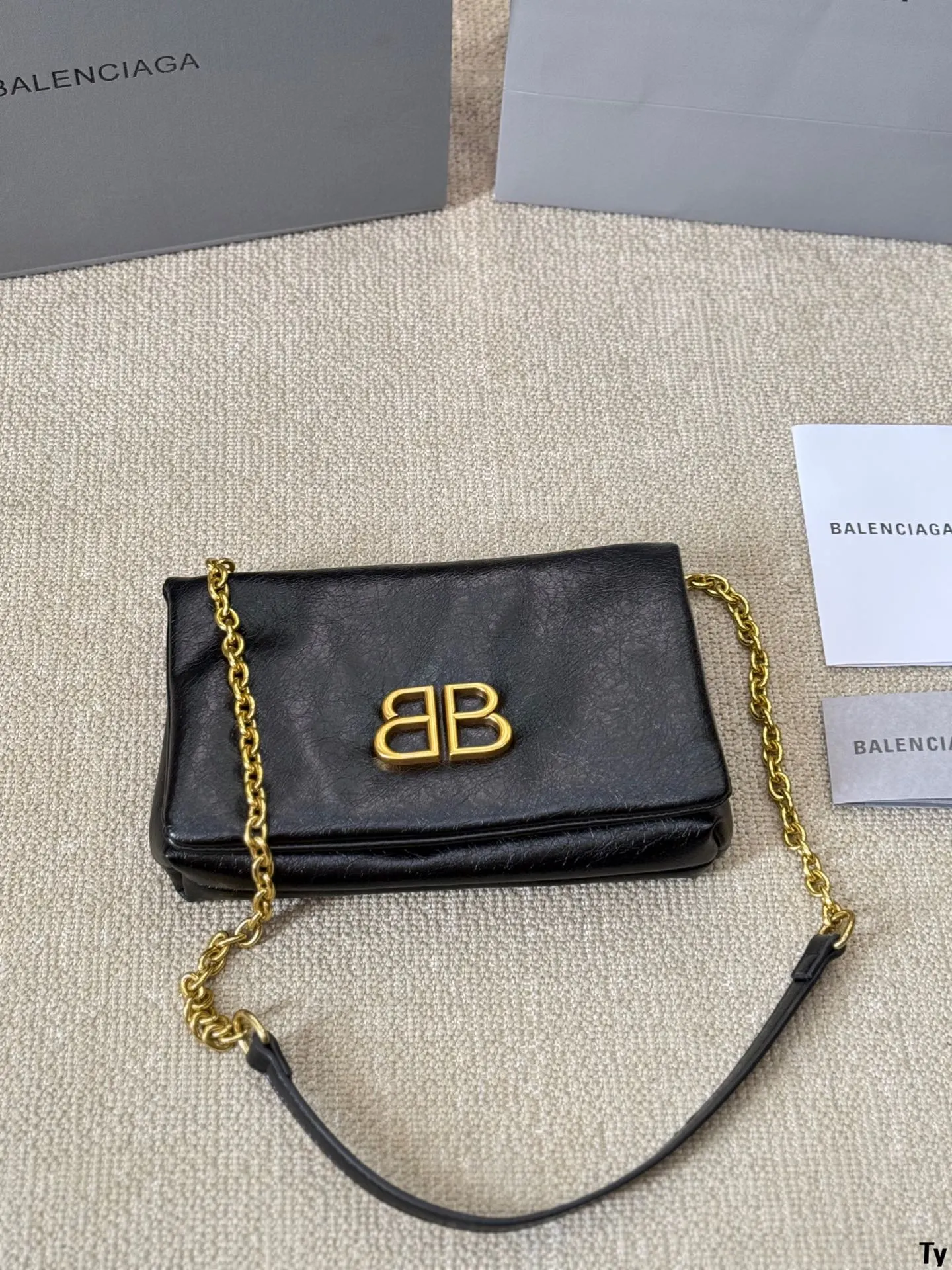p135 巴黎 世家机车包 Balenciaga crush tote 别看mini小小的，这包可是很能装的呢大纸巾、皮包、粉饼、口红、车钥匙I、充电宝统统都放的进可以斜背、侧背、手提V 手提比较多拿上它你就是最潮流妞 尺寸24 16cm