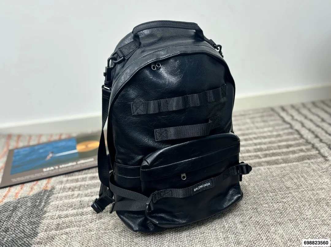 P270⚠️尺寸28.43 巴黎世家 牛仔双肩包 泰酷辣～ 凹照型神器 潮男必备 气质UP UP UP！！！