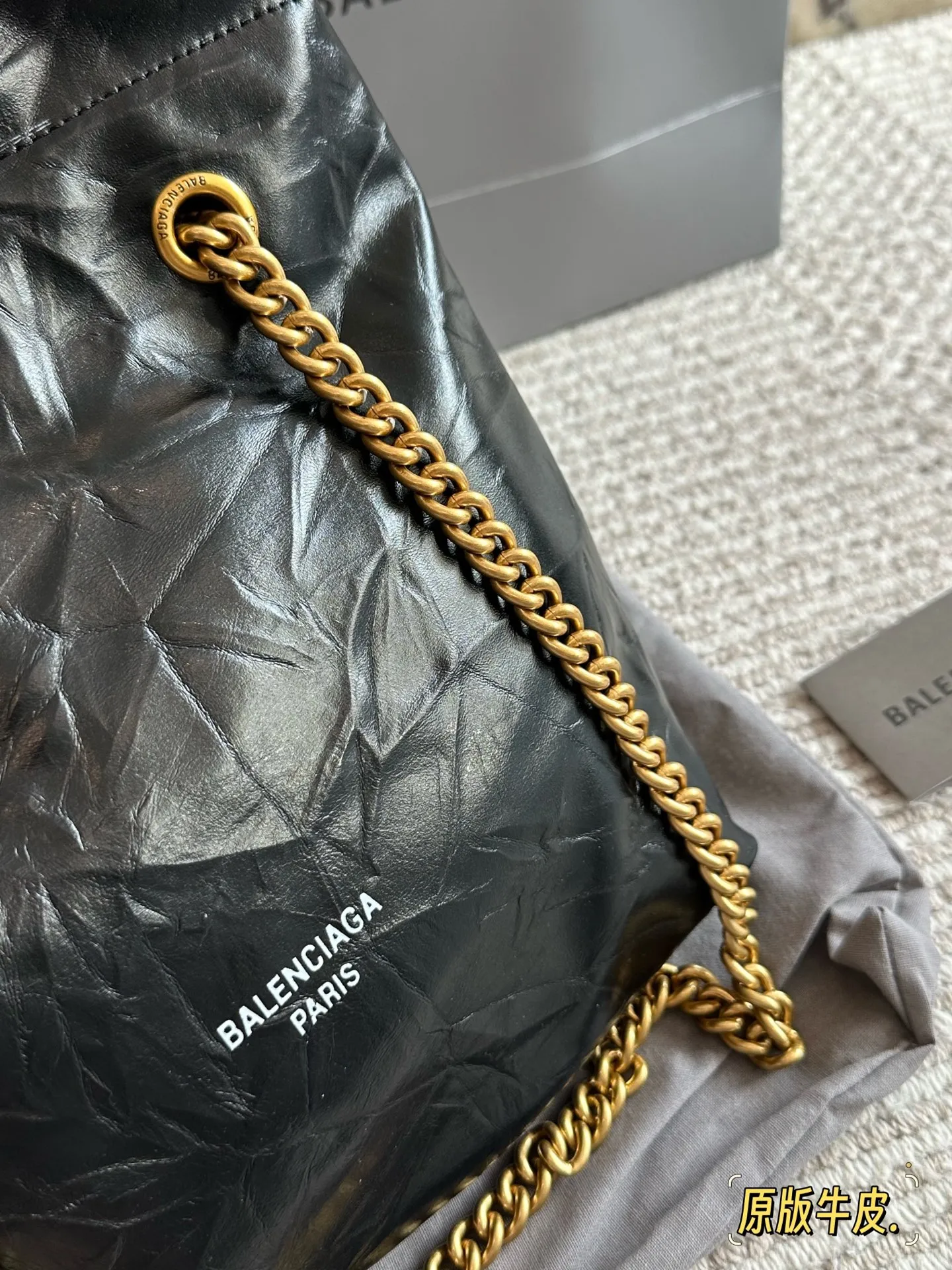 💰220 配盒牛皮 size：25*28cm 巴黎世家新款包包 垃圾袋原来这么好看!！ crush真的太高级了吧! 大小刚好很能装，自重轻，链条可调节随心所欲的高级感满满!