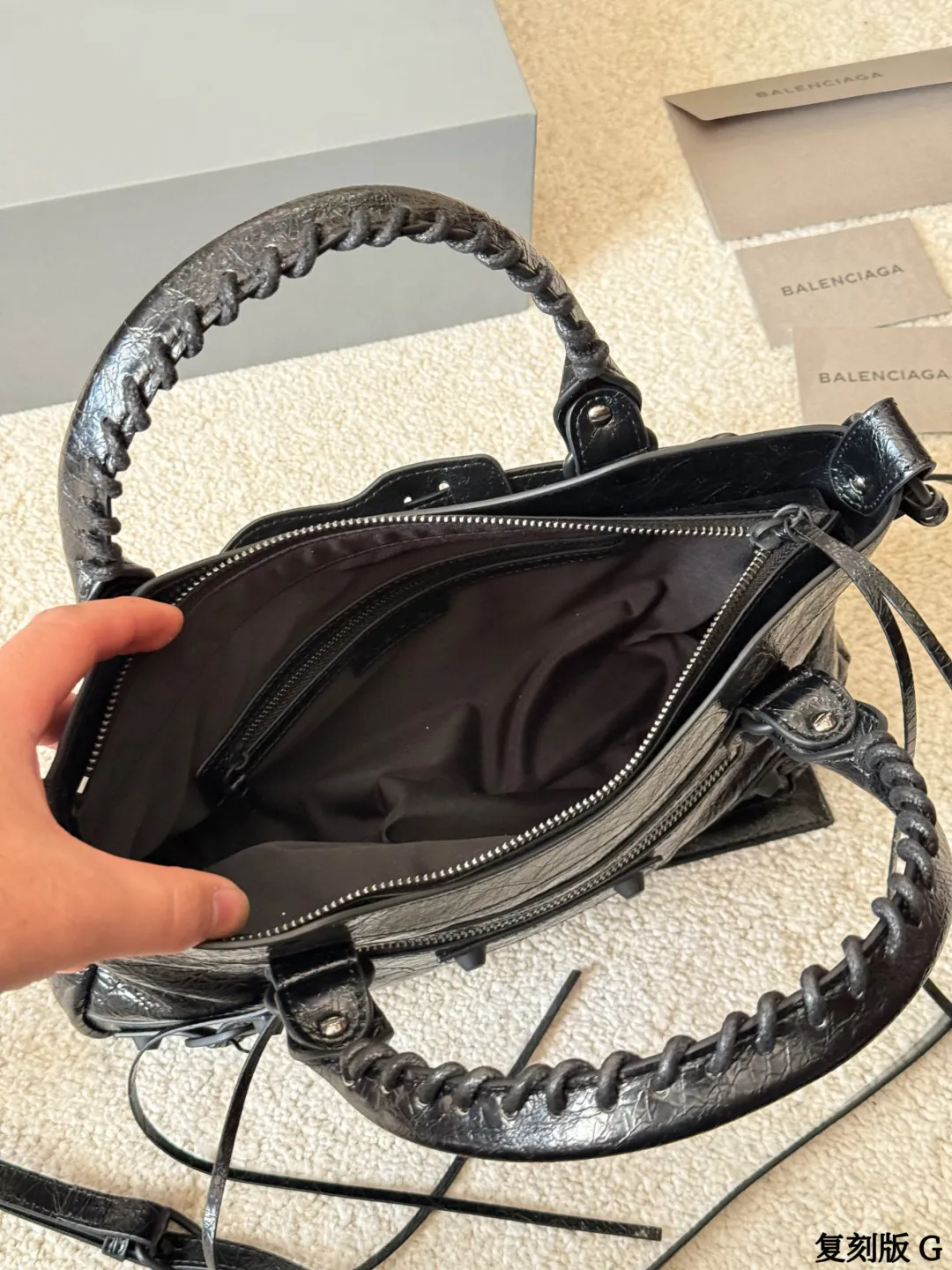 复刻版 p290 BALENCIAGA Le City Nano机车包 巴黎世家Le City Nano机车包,选用细纹羊皮革,质感柔软耐用。经典铆钉+流苏设计,机车风满满,超有个性!黑色包身百搭,通勤休闲都能轻松驾驭。Nano尺寸小巧精致,内部空间合理,手机钱包都能装下,肩带可调节,单肩斜挎随心切换,实用又时髦! 尺寸33.5 6.5 20