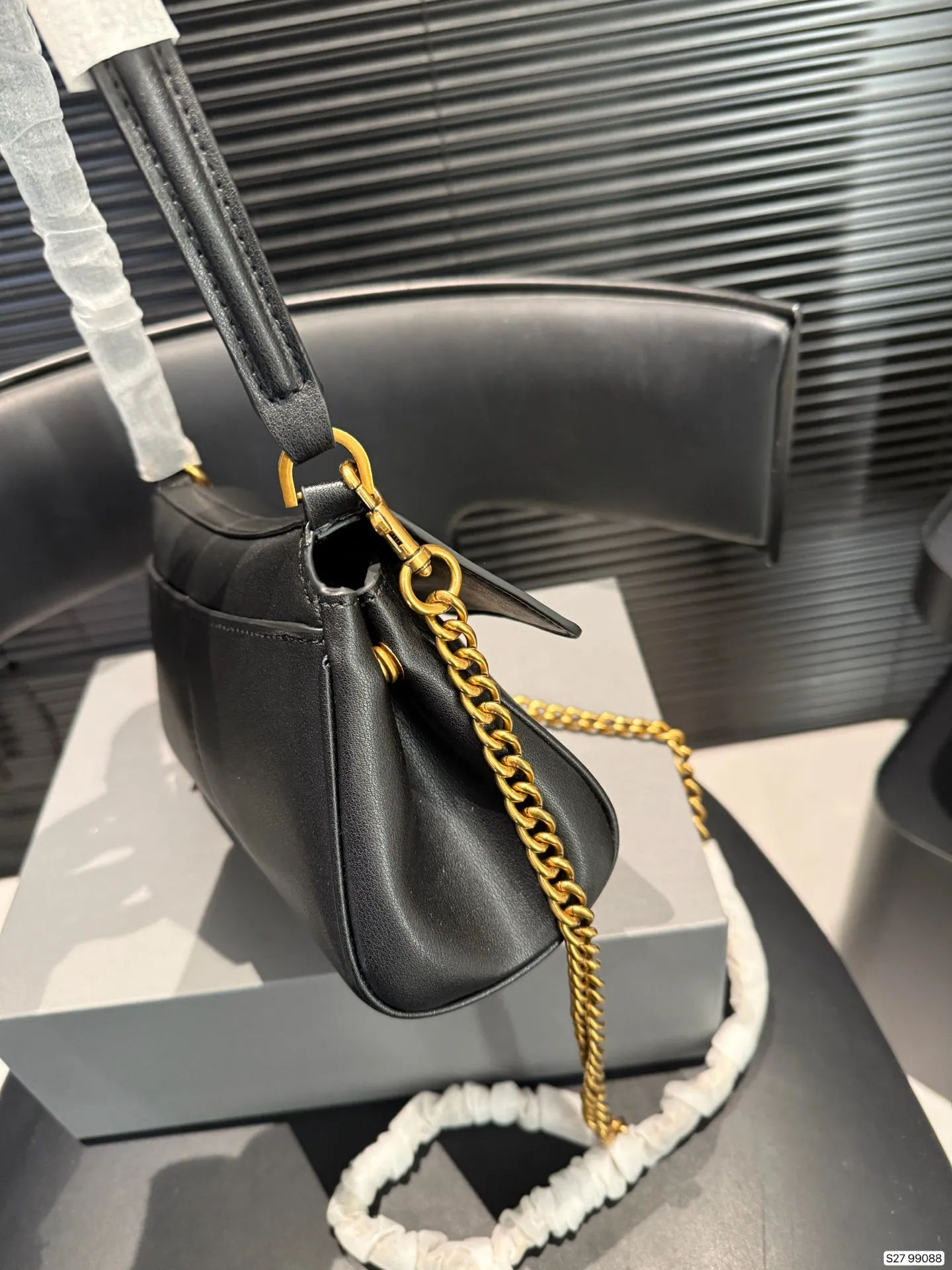 P185 配折叠盒 𝐁𝐚𝐥𝐞𝐧𝐜𝐢𝐚𝐠𝐚 𝐑𝐨𝐝𝐞𝐨 🖤🖤 巴黎世家 超火爆的Rodeo系列全新推出了Nano链条包⛓️可拆卸链条 一秒切换成超可爱的手拎包✌🏻 尺寸22 13 货号99088