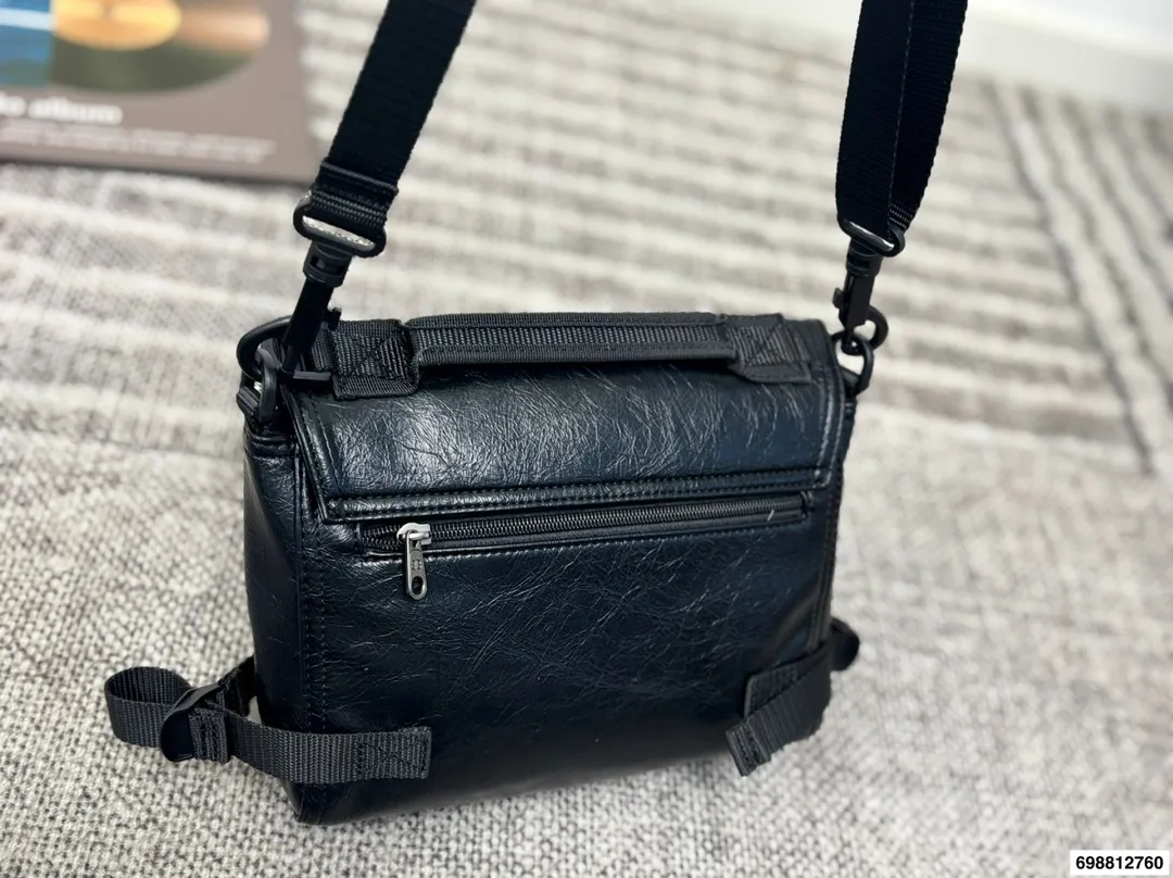 P190 巴黎世家邮差 还有这么机能风的Balenciaga邮差!!!! 实物巨巨巨好看!! 走在潮流第一线的俊男靓女们必须要拥有这只巴黎世家 尺寸：24 19