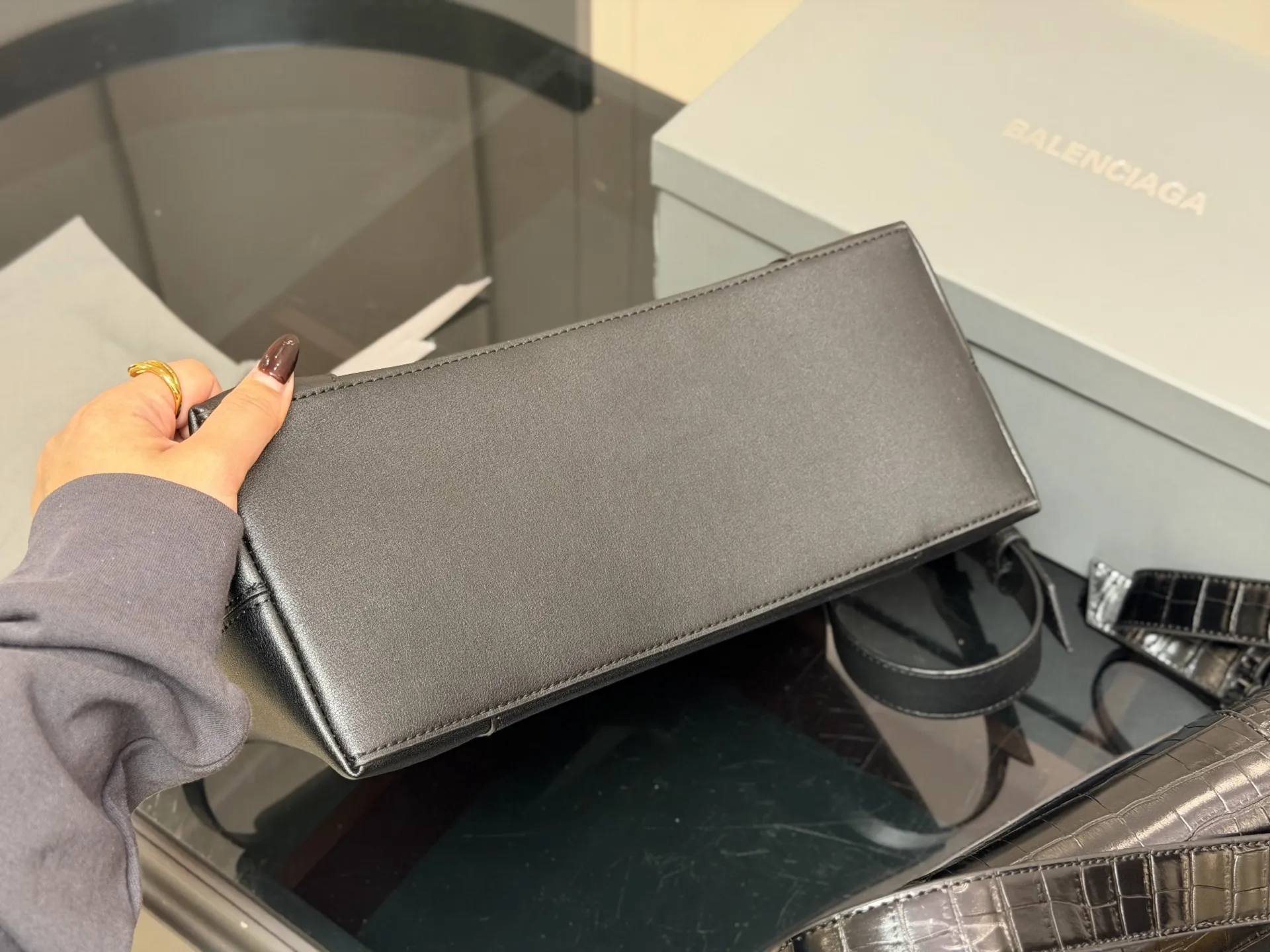 ¥180 ¥185 配盒!! size:28cm 33cm Balenciaga down town 巴黎世家新款沙漏 异型包的设计又酷又高级 包身容量可观