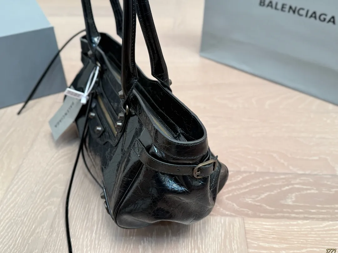 ¥250飞机盒 Balenciaga 巴黎世家新款 男女通用款哦 众多明星追捧的单品 原版面料 原单品质 超高回头率 尺寸31 16