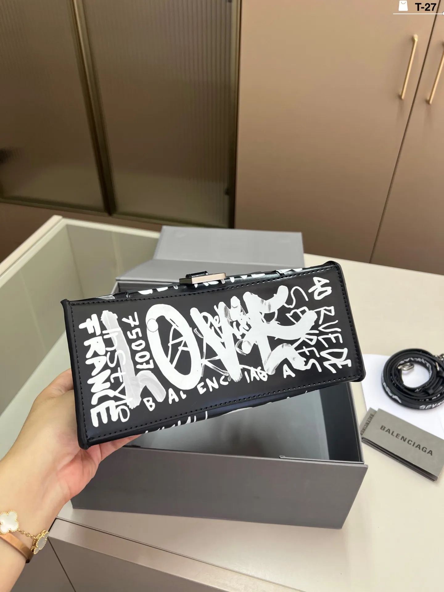 💰p155 巴黎世家涂鸦沙漏包 优雅 时尚 简单又大方 还带给你带来复古潮流的感觉 T-27尺寸22&times;10折叠盒