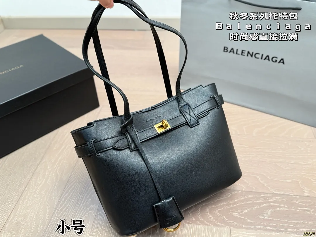 ¥160/¥150配盒 巴黎世家Balenciaga 新款出货啦!秋冬火爆款-日常搭配休闲风妥妥的,绝对吸人眼球不易撞包 。尺寸:33 26/27 20