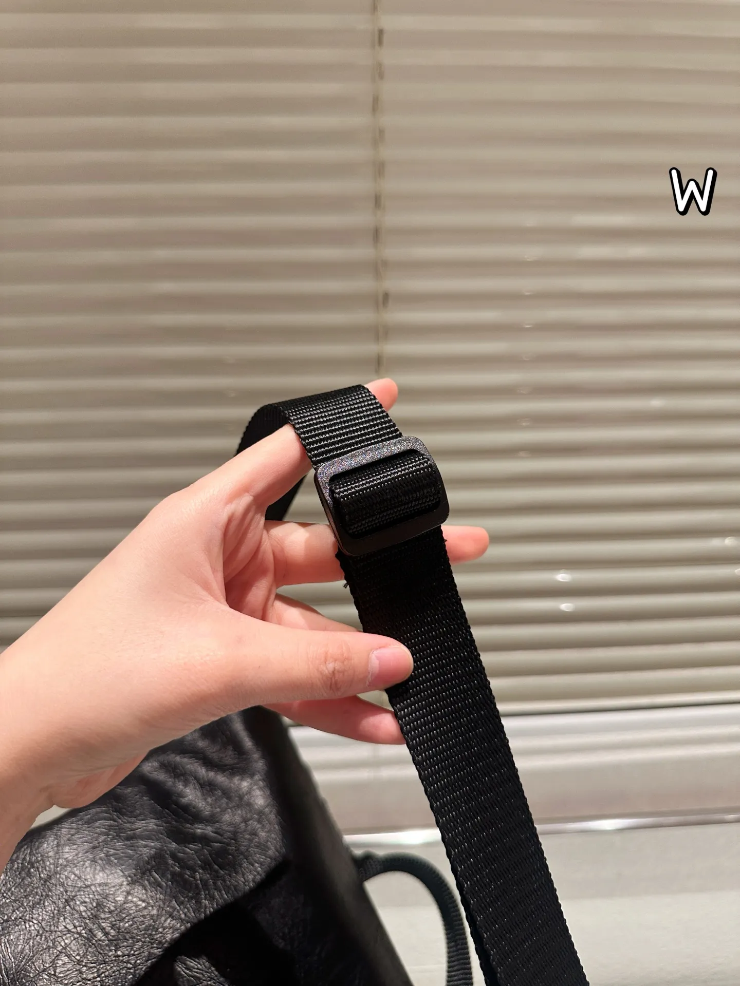 P140 巴黎世家 ARMY 系列腰包 •巴黎世家ARMY系列腰包,黑色小羊皮材质,手感细腻又耐用,机能风设计超有型!拉链+多口袋,收纳超方便,通勤、户外都能用林。肩带可调节, 腰包斜挎随心切换,百搭又实用。ARMY系列硬朗风格,潮流爱好者必入,搭配简约或机能风穿搭都很出彩 26x21x9cm约 26x21x9cm,