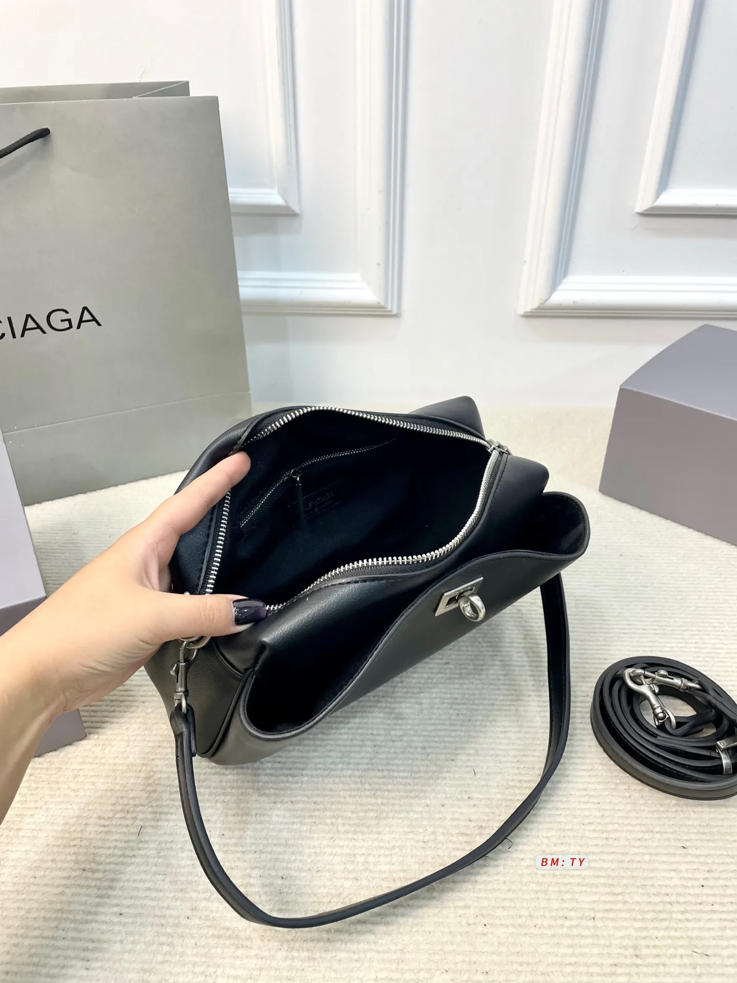 💰155 配折叠礼盒 巴黎世家Rodeo相机包，哑光质感+细腻褶纹，皮质柔软有韧性，越用越有光泽。简约包身配金属锁扣，细节精致，低调又高级！容量适中，手机、充电宝、笔记本都能装下，通勤休闲都OK。肩带可调节，手拎斜挎随心切换，实用又时髦。 尺寸：25*11*16