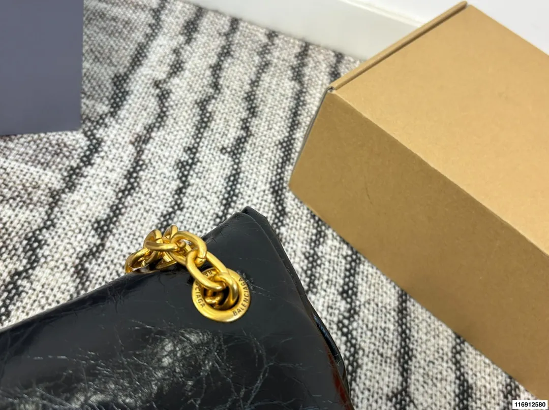 p170 配礼盒 尺寸28.20 黑金绝配|这只Monaco油蜡皮中号 黑金+油蜡皮这个组合 这就是我的本命包啊！🖤 油蜡皮自带微妙的光泽度和做旧纹理 摸起来是柔润的蜡感 越用越有个人痕迹 而且超级耐造 内里还有一个带拉链的夹层 日常出门完全够用 - 五金是做旧的复古金色，Blogo比较低调 - 开合是磁吸扣，单手操作超方便 - 油蜡皮会有自然的褶皱纹理 喜欢复古感的会爱死 如果你在找一只帅气、能装、不娇气又充满高级感的通勤包，黑金油蜡皮Monaco中号绝对值得冲！