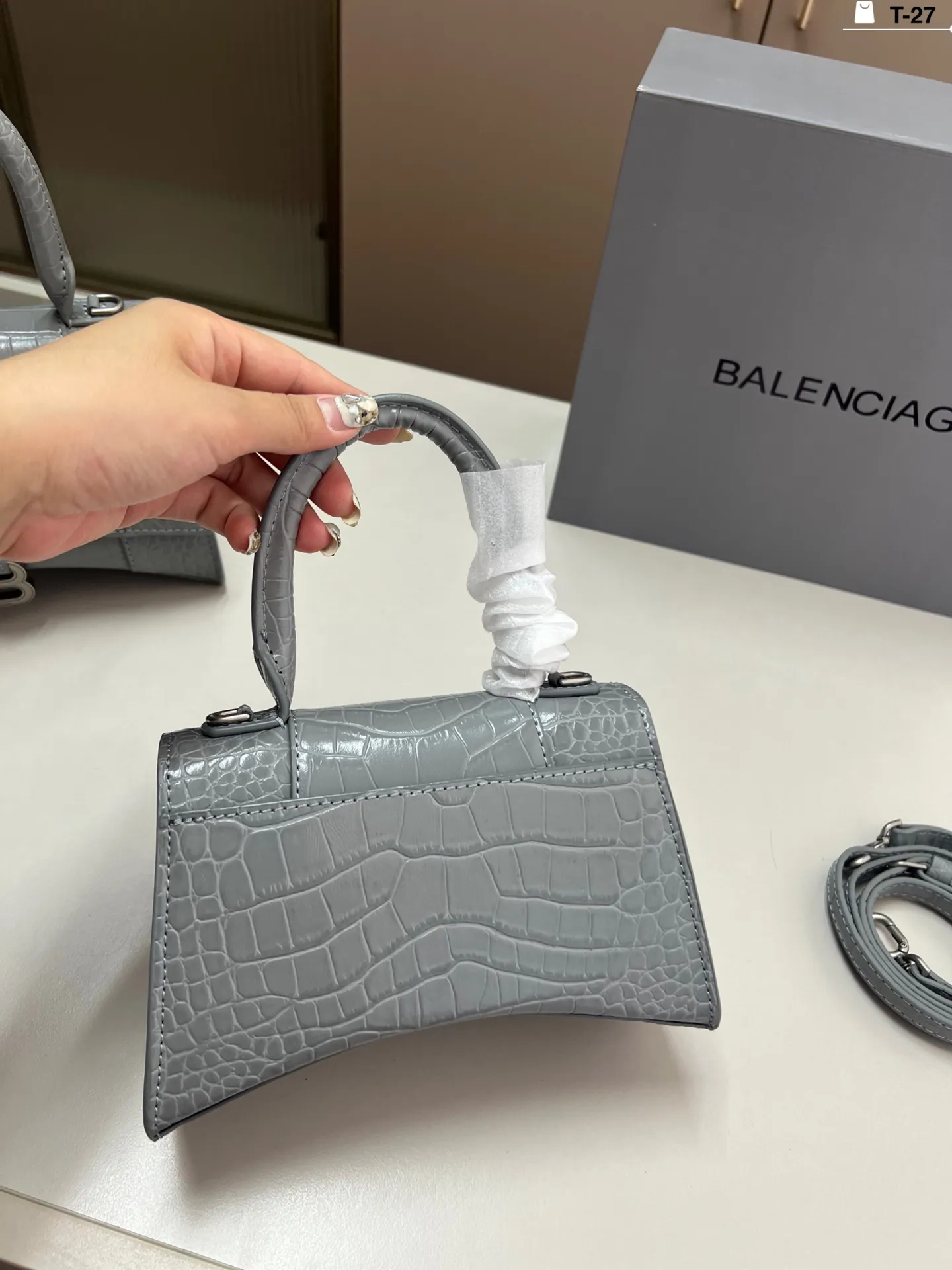 小💰p135 巴黎世家沙漏包（鳄鱼纹） 优雅 时尚 简单又大方 还带给你带来复古潮流的感觉 T-27尺寸19&times;9/22&times;10折叠盒