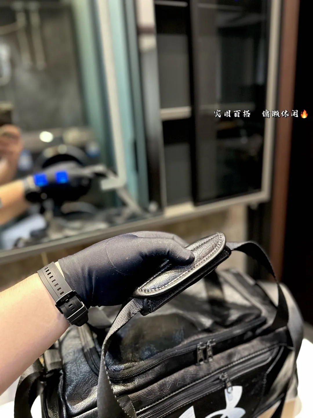 ❤️P175❤️ 种草巴黎世家的健身包联名安德玛 巴黎世家，时尚界的宠儿! 每一款单品都仿 佛在诉说着潮流的故事。 今日种草一个健身包包和安德玛联名的、这款包包，简直就是潮流界的超级巨星!它不仅拥有巴黎世家的奢华质感，还注入了安德玛的专业运动元素。巴黎世家，点燃时尚之火!它的设计充满力量感，让你自信满满地迎接每一个挑战。勇敢地展现自己的时尚态度 尺寸：39 18