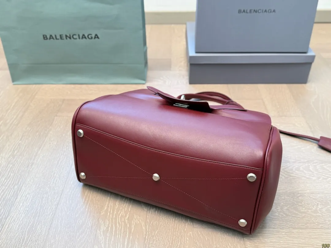 &yen;240 巴黎世家Balenciaga 优雅时尚简单又大方 酷酷的感觉 还带给你带来复古潮流的感觉 尺寸37 28