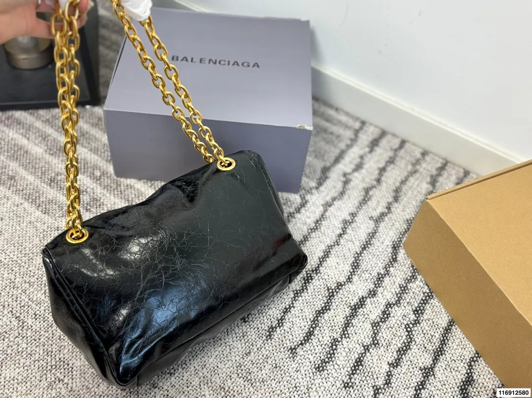 p170 配礼盒 尺寸28.20 黑金绝配|这只Monaco油蜡皮中号 黑金+油蜡皮这个组合 这就是我的本命包啊!🖤 油蜡皮自带微妙的光泽度和做旧纹理 摸起来是柔润的蜡感 越用越有个人痕迹 而且超级耐造 内里还有一个带拉链的夹层 日常出门完全够用 - 五金是做旧的复古金色,Blogo比较低调 - 开合是磁吸扣,单手操作超方便 - 油蜡皮会有自然的褶皱纹理 喜欢复古感的会爱死 如果你在找一只帅气、能装、不娇气又充满高级感的通勤包,黑金油蜡皮Monaco中号绝对值得冲!