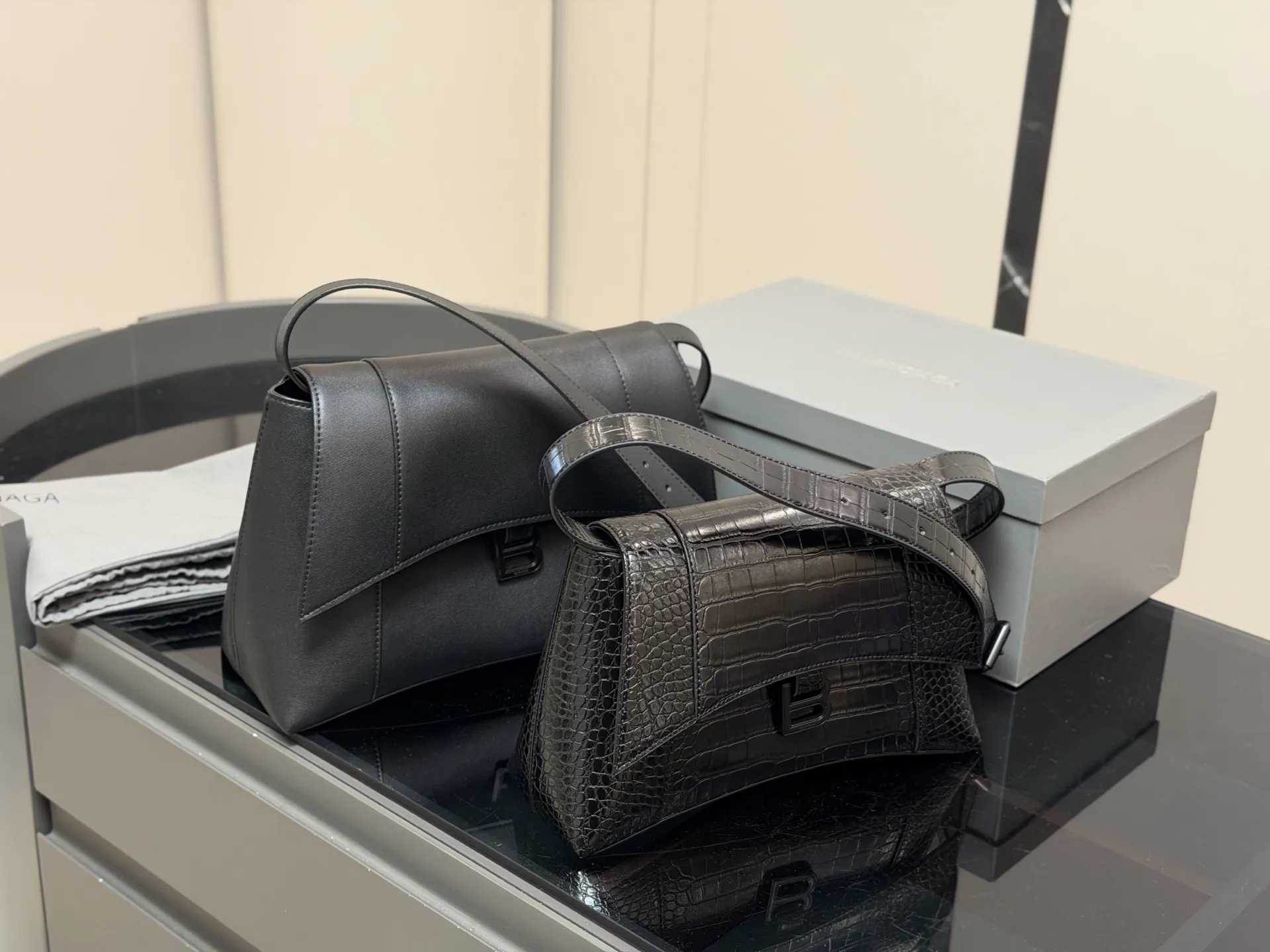 &yen;180 &yen;185 配盒！！ size：28cm 33cm Balenciaga down town 巴黎世家新款沙漏 异型包的设计又酷又高级 包身容量可观