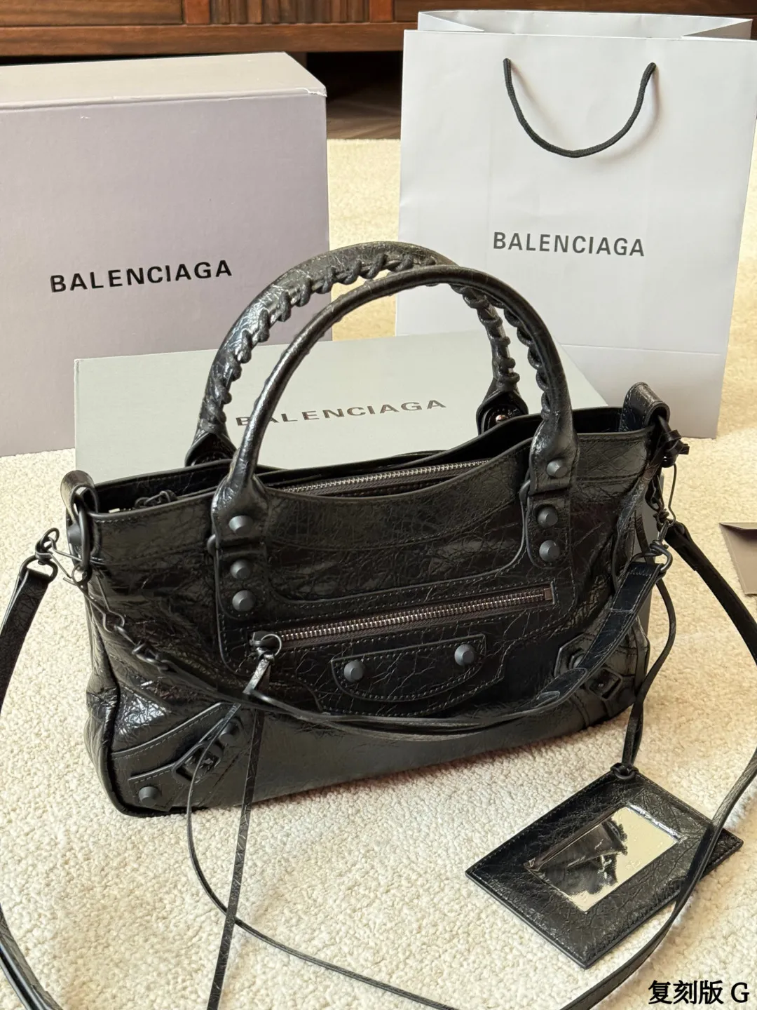 复刻版 p290 BALENCIAGA Le City Nano机车包 巴黎世家Le City Nano机车包,选用细纹羊皮革,质感柔软耐用。经典铆钉+流苏设计,机车风满满,超有个性!黑色包身百搭,通勤休闲都能轻松驾驭。Nano尺寸小巧精致,内部空间合理,手机钱包都能装下,肩带可调节,单肩斜挎随心切换,实用又时髦! 尺寸33.5 6.5 20