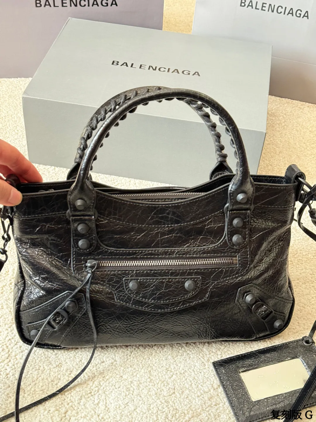 复刻版 p290 BALENCIAGA Le City Nano机车包 巴黎世家Le City Nano机车包，选用细纹羊皮革，质感柔软耐用。经典铆钉＋流苏设计，机车风满满，超有个性！黑色包身百搭，通勤休闲都能轻松驾驭。Nano尺寸小巧精致，内部空间合理，手机钱包都能装下，肩带可调节，单肩斜挎随心切换，实用又时髦！ 尺寸33.5 6.5 20