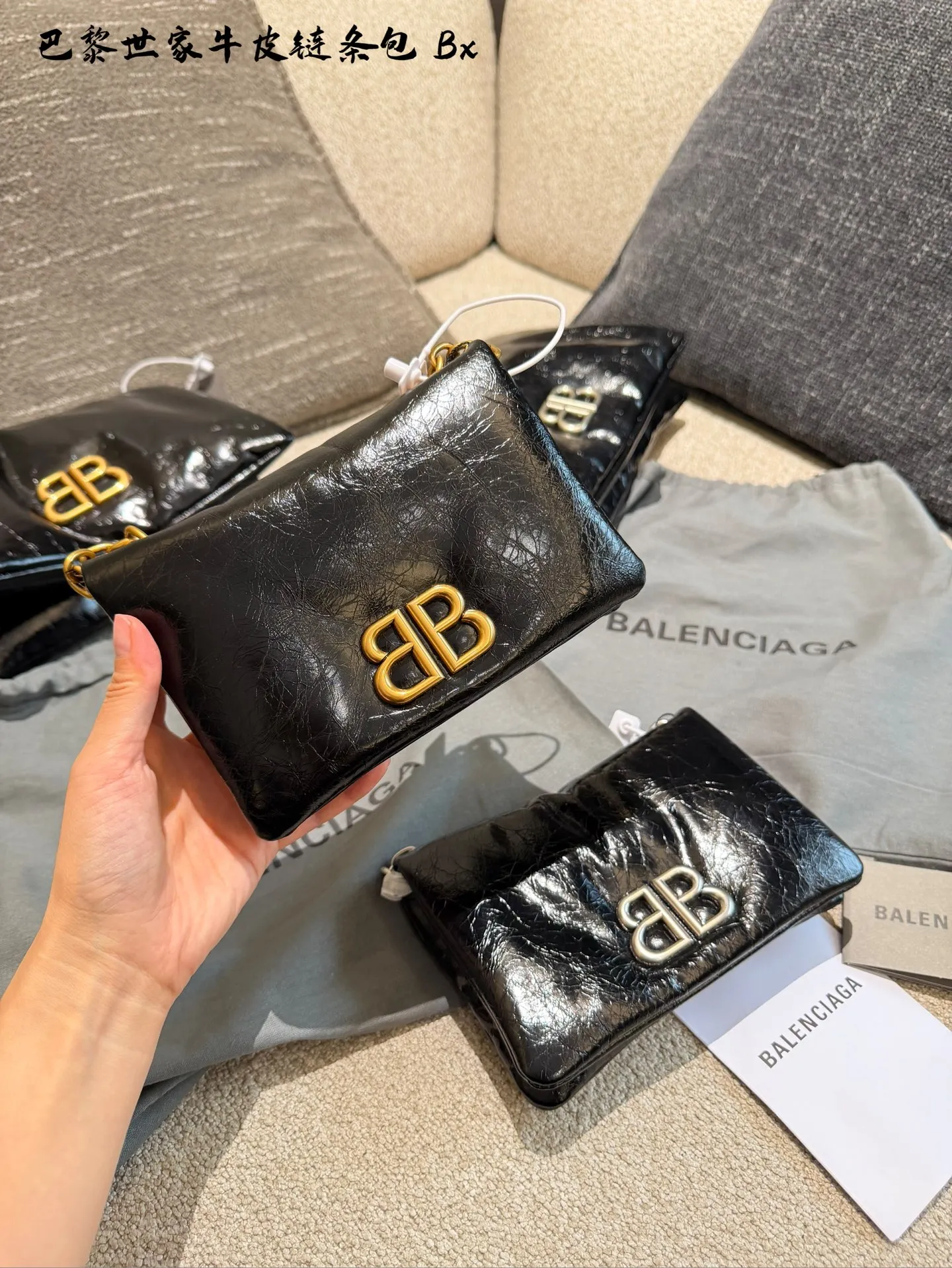 p150p175 巴黎世家新到美丽的小包包 巴黎世家monaco nano手袋 尺寸:长18cm,25cm • 蓬松细纹羊皮革 • Nano手袋 • 链式肩带53.8厘米,把链条绑起来还可以当作手包哦🩵