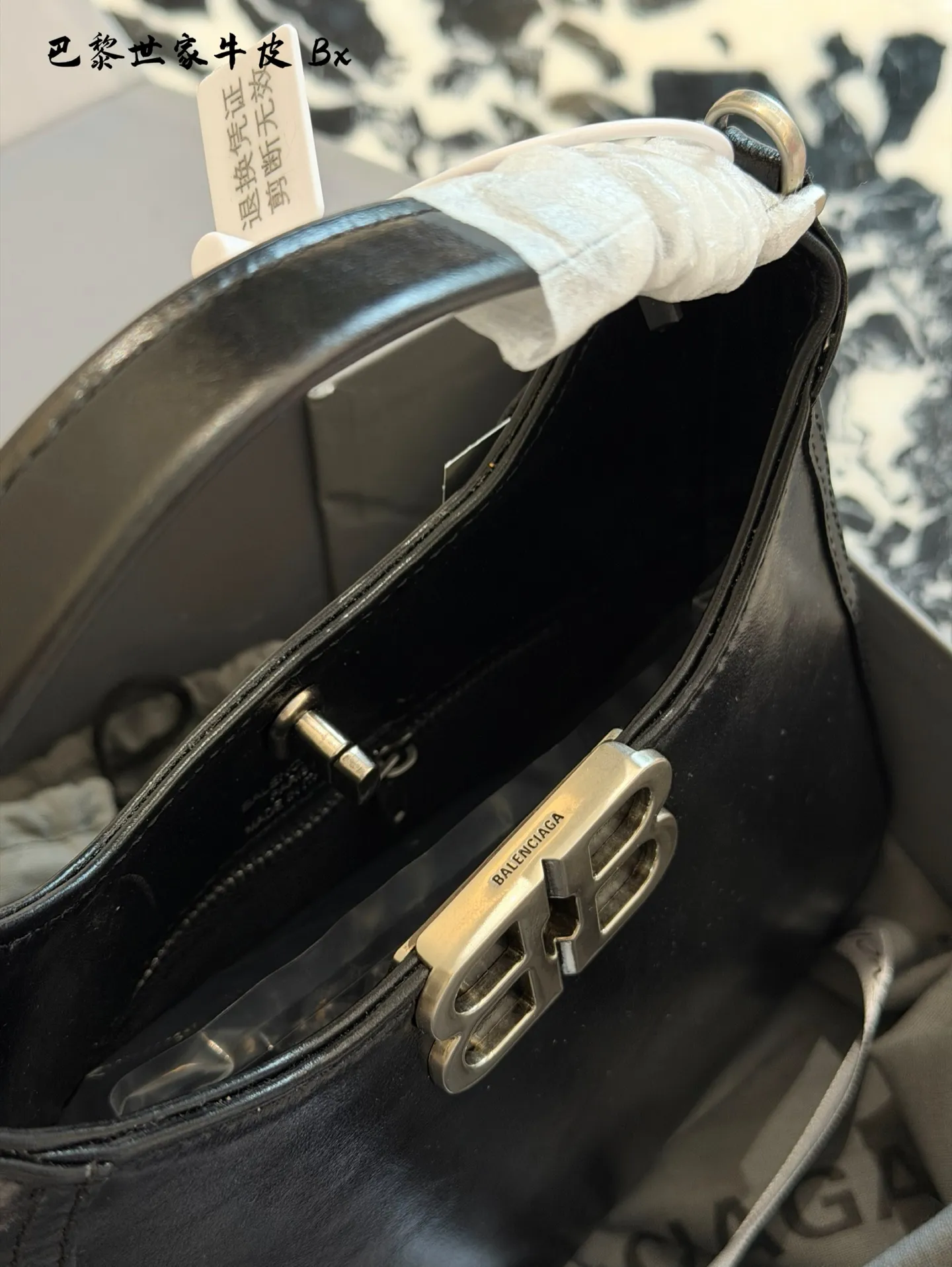 p180 巴黎世家最新款BBsofthobo 巴黎世家太精艳啦 时尚的设计，简约又大气，容量可观✔️ 包身自重轻，实用性超强，同时还不失时尚感 背上他，瞬间成为街头时尚达人，回头率超高🤫 单手柄手提，可调节可拆卸斜跨肩带❗️❗️ 做旧银色BB标识金属五金配件🖤 材质:头层牛皮 20cm