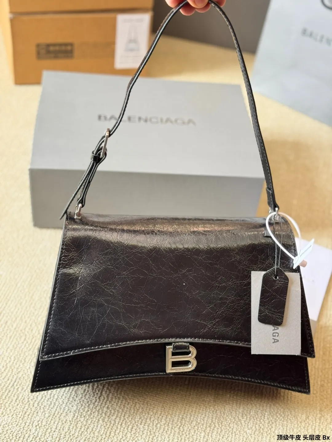 顶级原单 头层皮 p230/p210 Balenciaga 秋季新款 Crush 包款強勢登場！独特的标志 性弧线形状造型底部设置一个圆润光滑的拱形弧线，以解构手法重释经典 OR柔韧的造型易于折叠和展开，拱形包底与尖角边缘设计，包型搭配层次分明的内部空问。压光牛皮与柔软羊皮革内里，手袋肌理与设计亮点 均彰显出其绝佳的触感。改为可调节肩带设计，细节满满&deg; 取消链条改为肩带更加偏向中性风，男生也可以 完美驾驭啦！ 尺寸：大号30 20cm 小号25 16cm