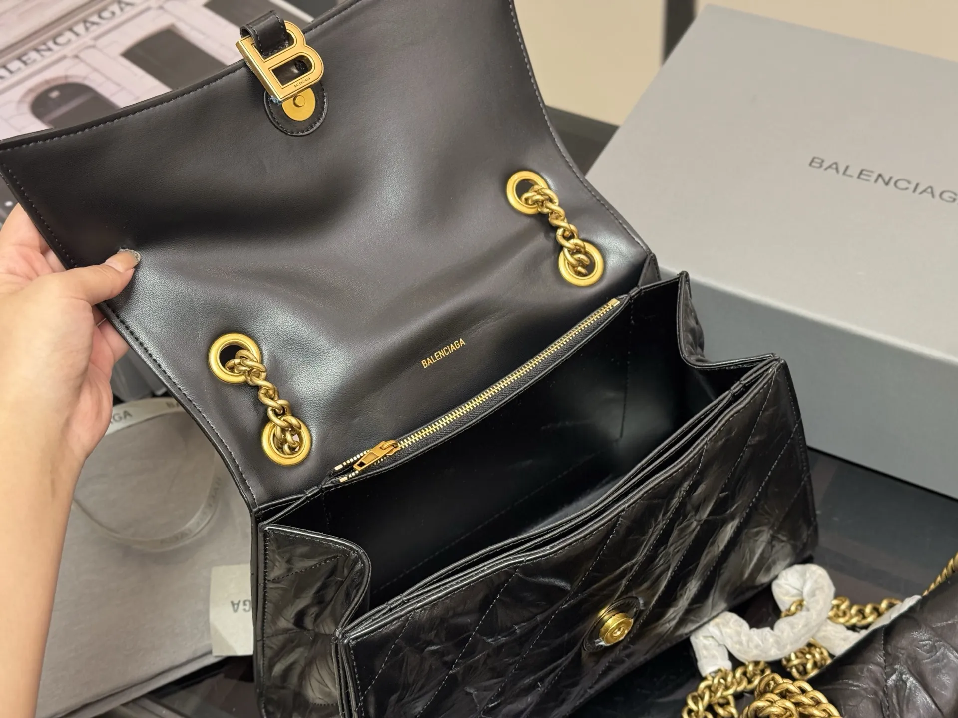 ¥190 ¥240 配盒牛皮 size:25*16cm 31*19cm crush直击我的心 巴黎世家新款包包 crush真的太高级了吧! 材质摸起来超级舒服~ 软fufu的颜值很高!