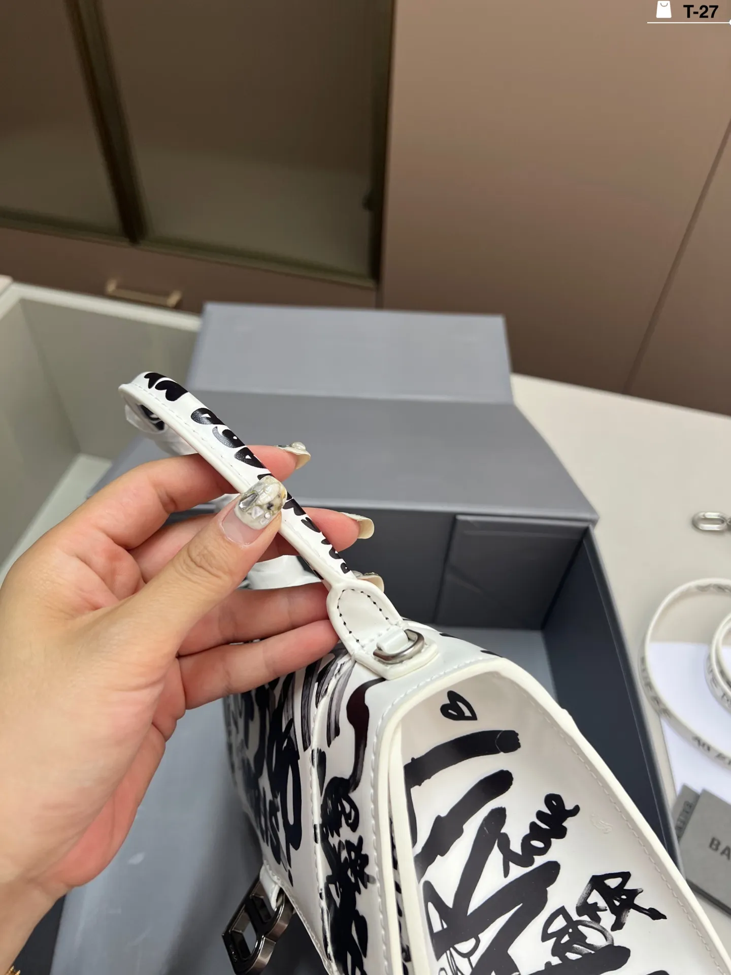 💰p155 巴黎世家涂鸦沙漏包 优雅 时尚 简单又大方 还带给你带来复古潮流的感觉 T-27尺寸22&times;10折叠盒