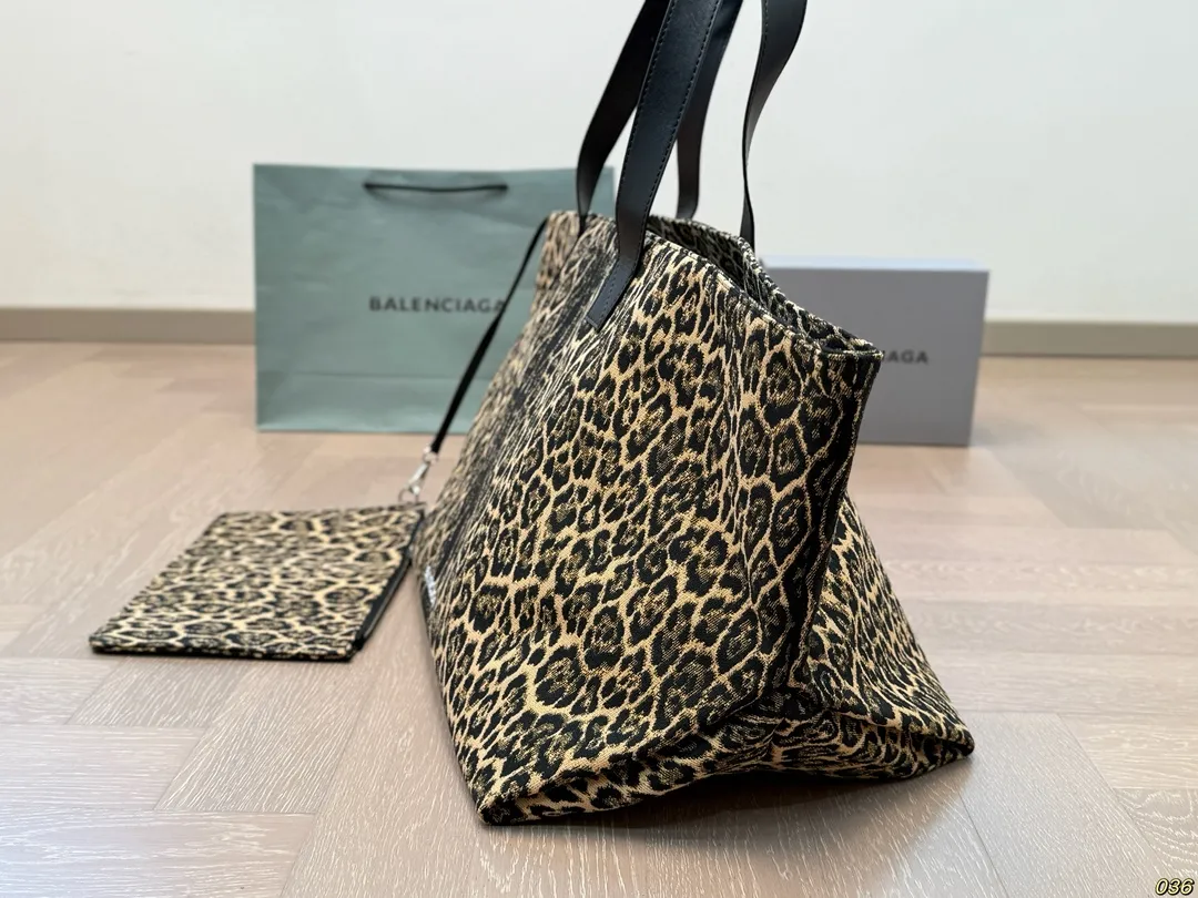 ¥170 巴黎世家 Balenciaga托特包 最新款帆布豹纹 豹纹一直是时尚圈的代名词 上身就是时髦精 容量很大 尺寸:底45高34