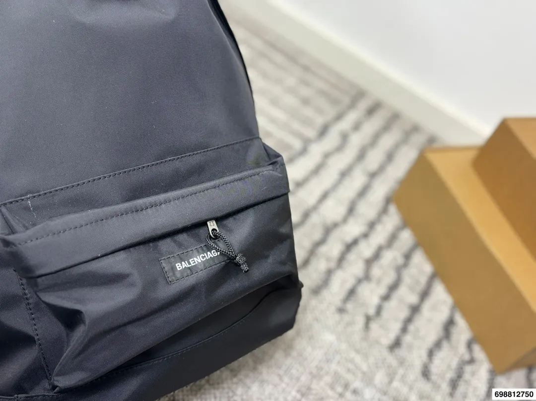 p190 Balenciaga双肩包 巴黎世家 男女皆可 百搭休闲 容量超惊人 重点是真的很轻便 设计也很简约耐看 尺寸33 44