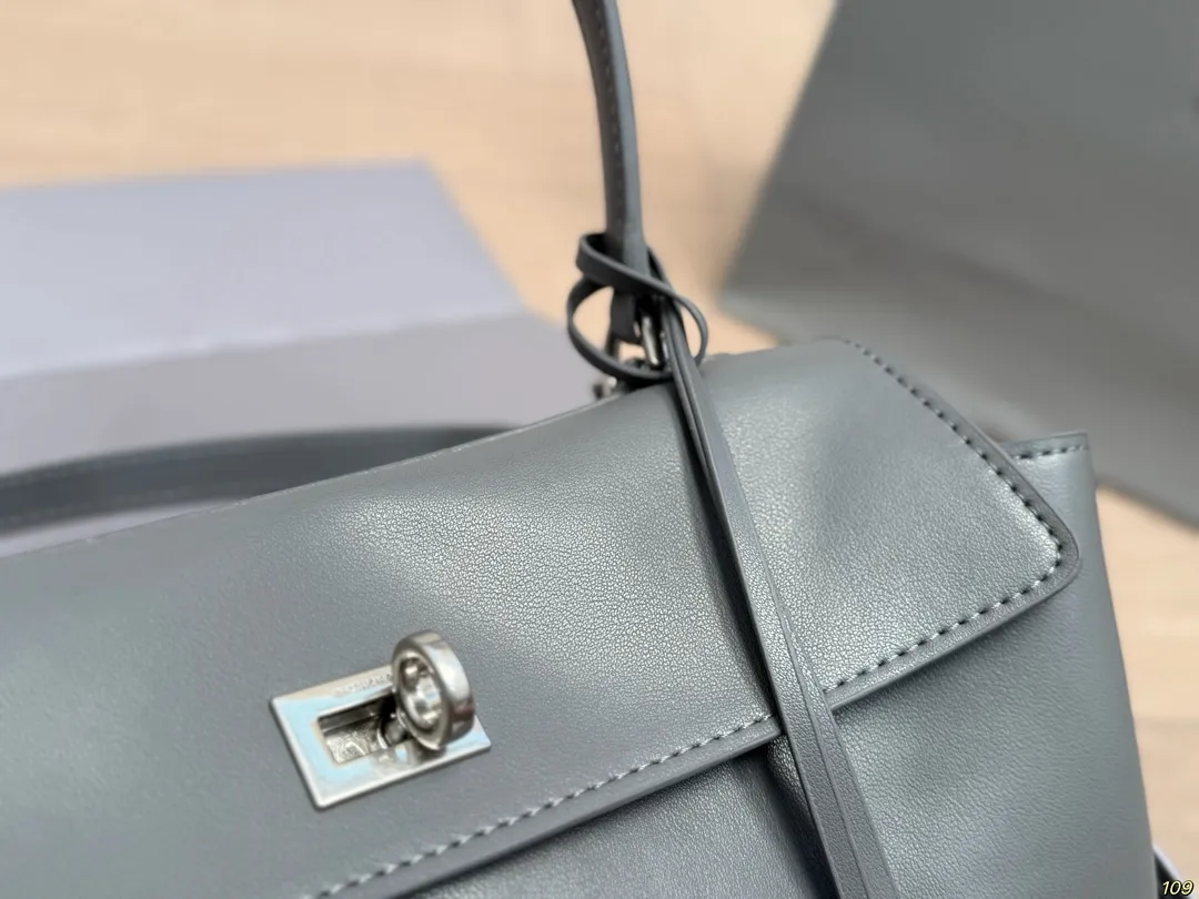 小号&yen;225折叠盒 Balenciaga巴黎世家新款 任何风格都可轻松驾驭 适合日常 旅游 出行 集美必备 尺寸：小号27 19