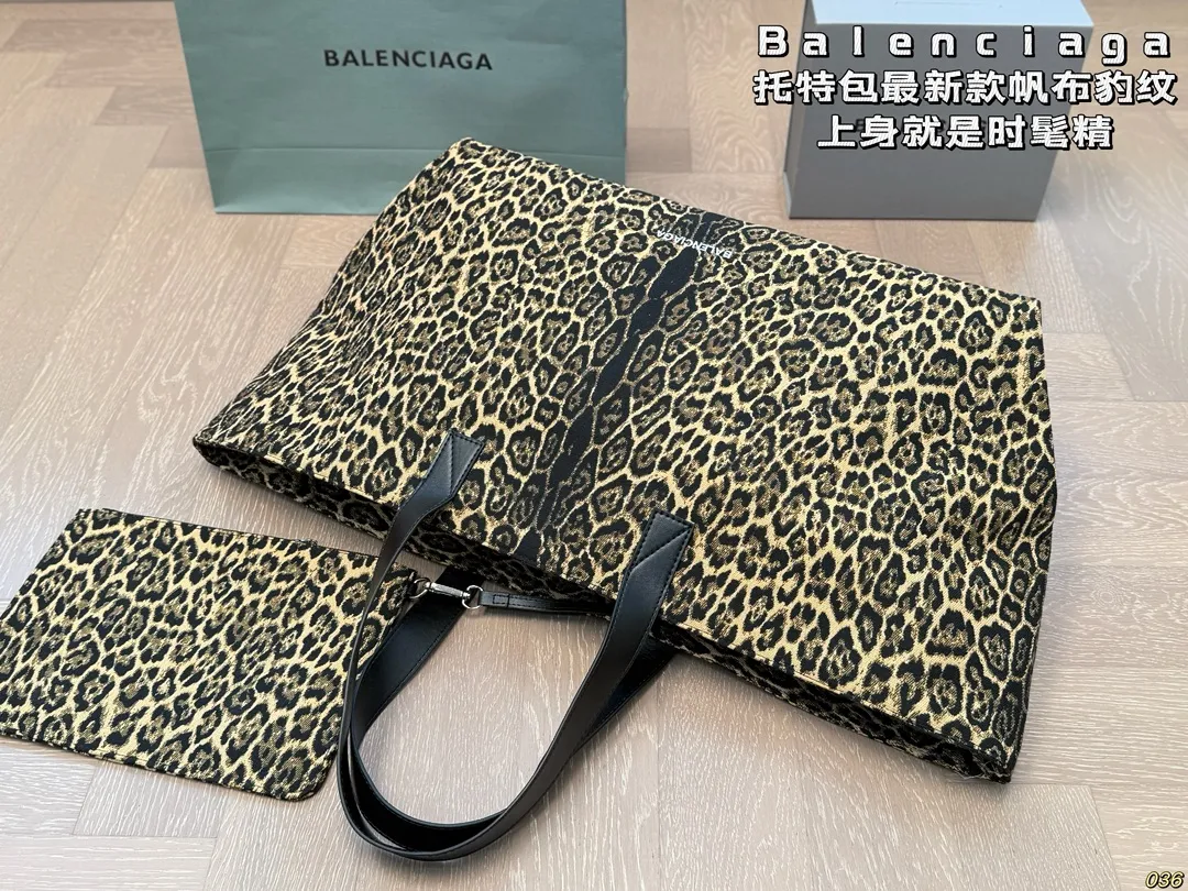 &yen;170 巴黎世家 Balenciaga托特包 最新款帆布豹纹 豹纹一直是时尚圈的代名词 上身就是时髦精 容量很大 尺寸：底45高34