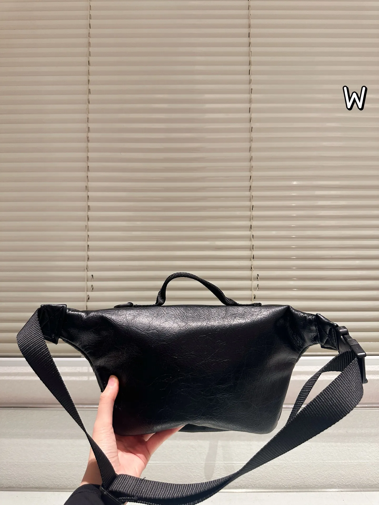 P140 巴黎世家 ARMY 系列腰包 &bull;巴黎世家ARMY系列腰包，黑色小羊皮材质，手感细腻又耐用，机能风设计超有型！拉链+多口袋，收纳超方便，通勤、户外都能用林。肩带可调节， 腰包斜挎随心切换，百搭又实用。ARMY系列硬朗风格，潮流爱好者必入，搭配简约或机能风穿搭都很出彩 26x21x9cm约 26x21x9cm，