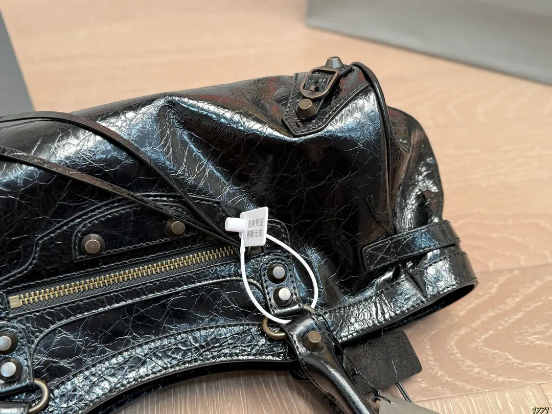 &yen;250飞机盒 Balenciaga 巴黎世家新款 男女通用款哦 众多明星追捧的单品 原版面料 原单品质 超高回头率 尺寸31 16