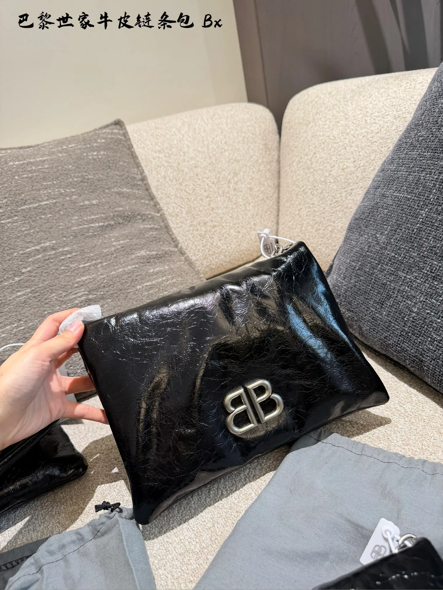 p150p175 巴黎世家新到美丽的小包包 巴黎世家monaco nano手袋 尺寸:长18cm,25cm • 蓬松细纹羊皮革 • Nano手袋 • 链式肩带53.8厘米,把链条绑起来还可以当作手包哦🩵