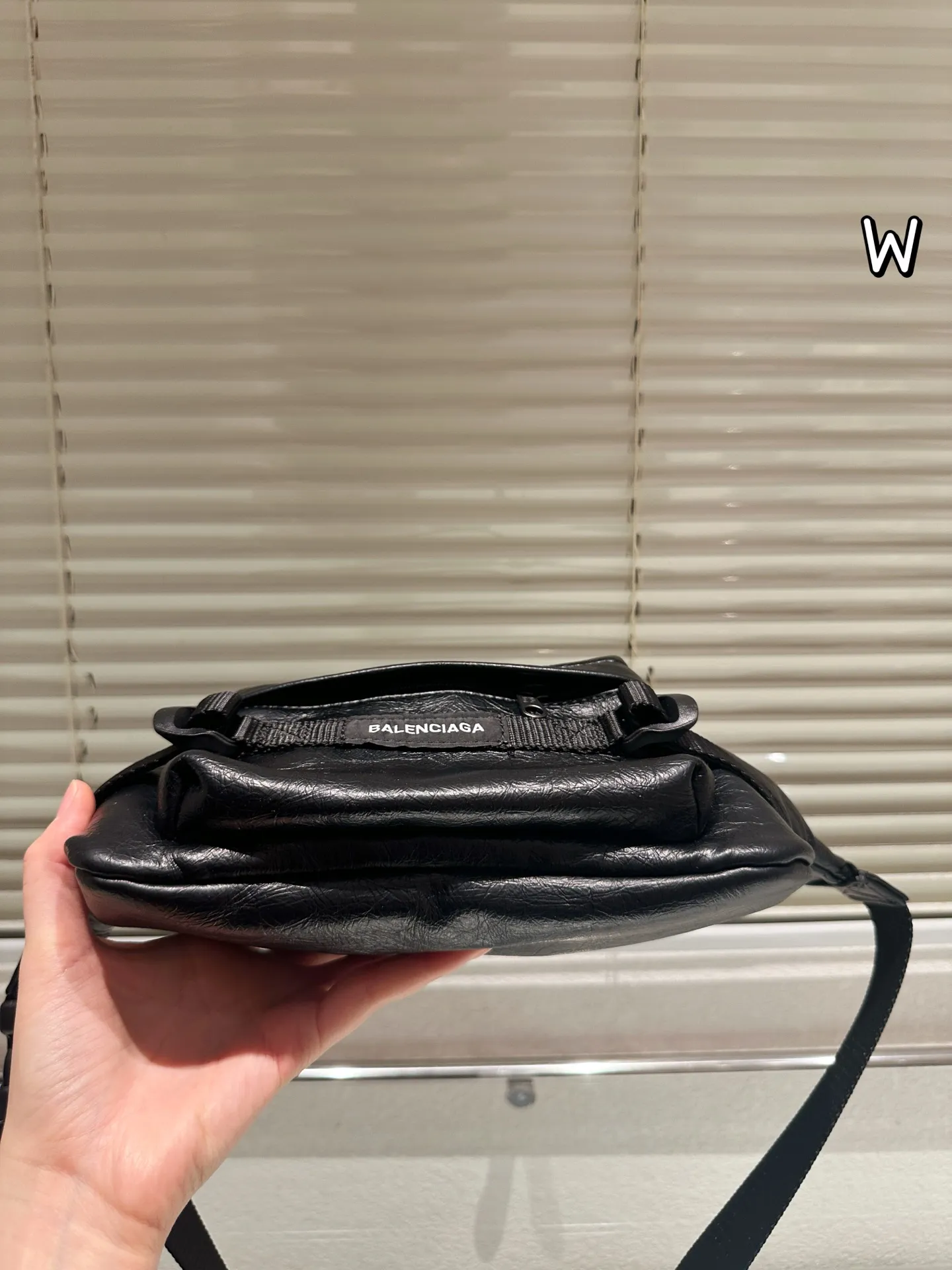 P140 巴黎世家 ARMY 系列腰包 &bull;巴黎世家ARMY系列腰包，黑色小羊皮材质，手感细腻又耐用，机能风设计超有型！拉链+多口袋，收纳超方便，通勤、户外都能用林。肩带可调节， 腰包斜挎随心切换，百搭又实用。ARMY系列硬朗风格，潮流爱好者必入，搭配简约或机能风穿搭都很出彩 26x21x9cm约 26x21x9cm，