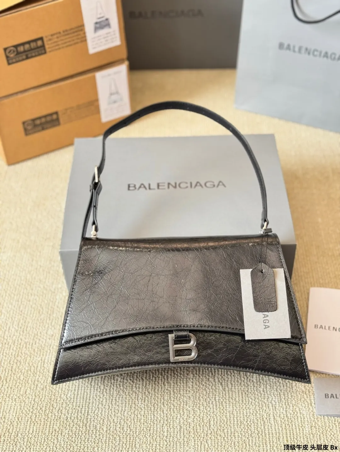 顶级原单 头层皮 p230/p210 Balenciaga 秋季新款 Crush 包款強勢登場！独特的标志 性弧线形状造型底部设置一个圆润光滑的拱形弧线，以解构手法重释经典 OR柔韧的造型易于折叠和展开，拱形包底与尖角边缘设计，包型搭配层次分明的内部空问。压光牛皮与柔软羊皮革内里，手袋肌理与设计亮点 均彰显出其绝佳的触感。改为可调节肩带设计，细节满满&deg; 取消链条改为肩带更加偏向中性风，男生也可以 完美驾驭啦！ 尺寸：大号30 20cm 小号25 16cm