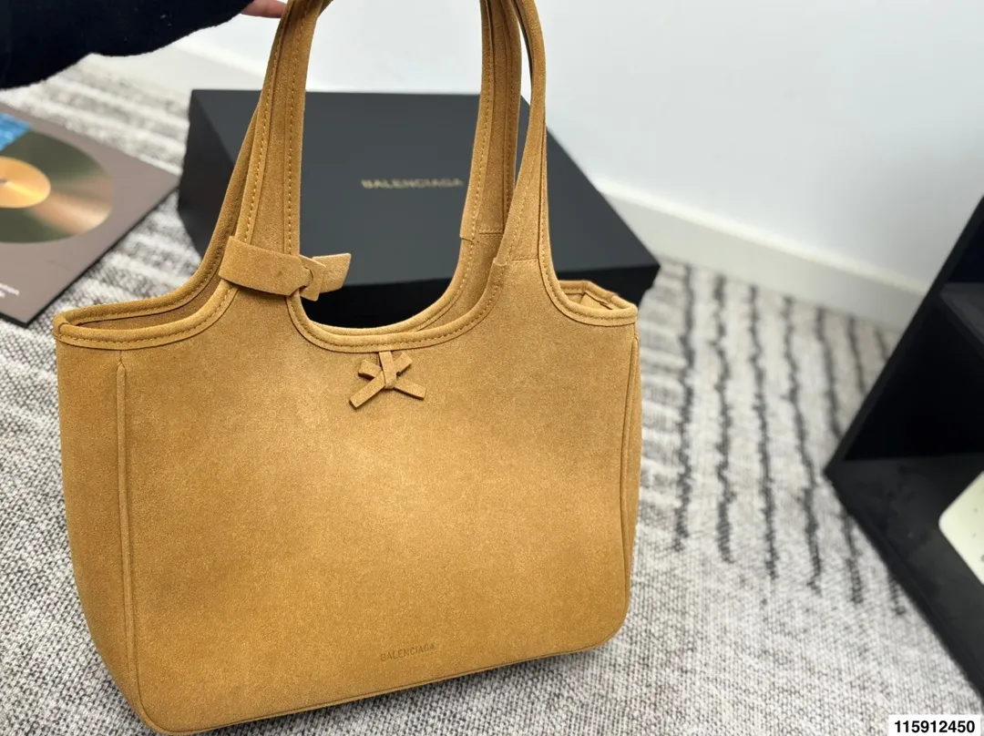 p160 配盒子巴黎世家 Balenciaga 巴黎世家 托特包 这款黑色托特包采用麂皮 表面细腻有质感,设计极简,线条流畅,低调又高级。容量大,通勤或短途出行都很实用,手提肩背都方便。黑色百搭,轻松融入各种穿搭,简约风格爱好者必入!日常通勤、休闲场合都能hold住,实用又提升造型感山 尺寸36 24