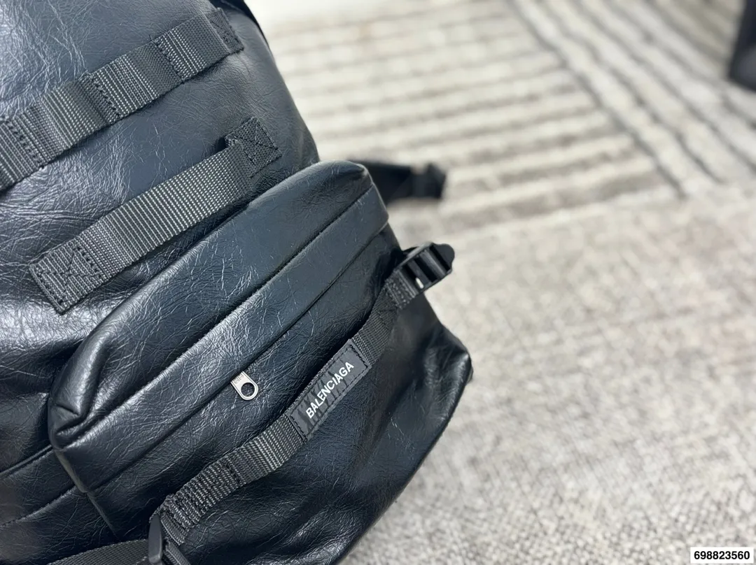 P270⚠️尺寸28.43 巴黎世家 牛仔双肩包 泰酷辣～ 凹照型神器 潮男必备 气质UP UP UP！！！