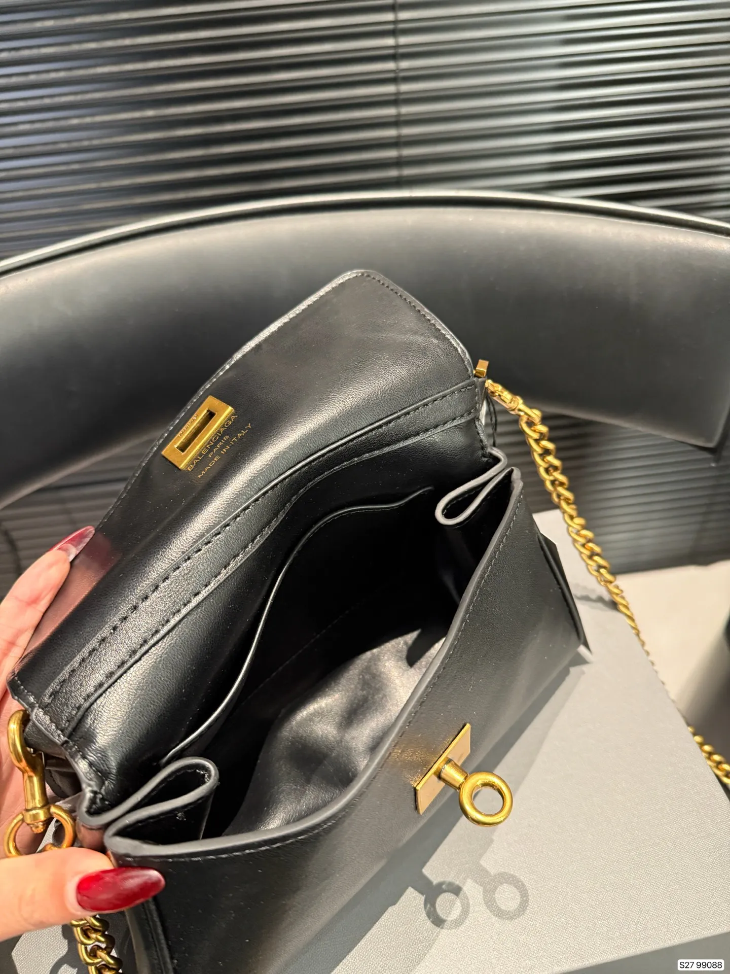 P185 配折叠盒 𝐁𝐚𝐥𝐞𝐧𝐜𝐢𝐚𝐠𝐚 𝐑𝐨𝐝𝐞𝐨 🖤🖤 巴黎世家 超火爆的Rodeo系列全新推出了Nano链条包⛓️可拆卸链条 一秒切换成超可爱的手拎包✌🏻 尺寸22 13 货号99088