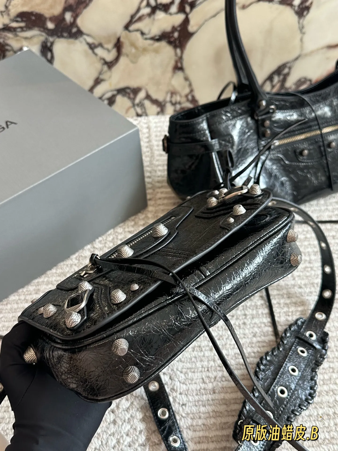 💰250 油蜡皮 配盒 size:24*14cm 巴黎世家Le duffle 致敬经典机车包系列重磅新款 不要泰可爱了吧!! 小小只百搭神器 mini size! 可调节编织肩带附加孔眼 外挂皮革卡包、心型挂镜 🉑️腋下🉑️肩背🉑️斜背