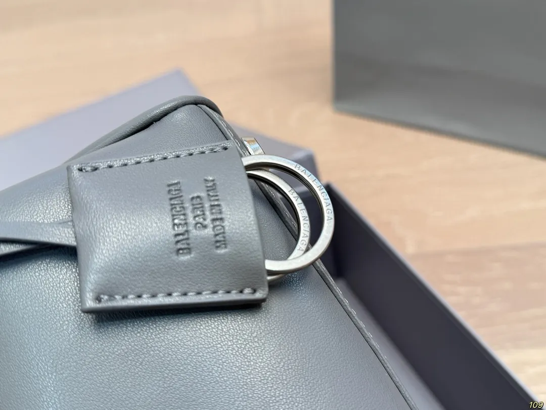 小号¥225折叠盒 Balenciaga巴黎世家新款 任何风格都可轻松驾驭 适合日常 旅游 出行 集美必备 尺寸:小号27 19