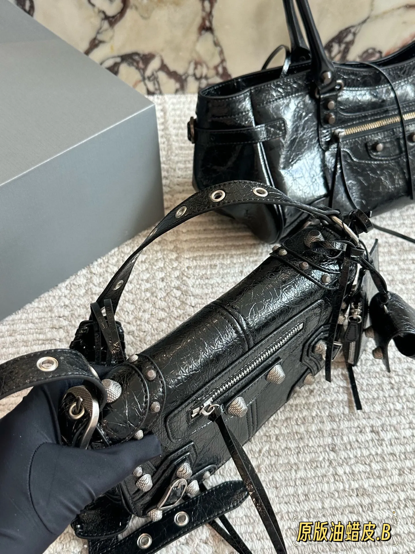 💰250 油蜡皮 配盒 size:24*14cm 巴黎世家Le duffle 致敬经典机车包系列重磅新款 不要泰可爱了吧!! 小小只百搭神器 mini size! 可调节编织肩带附加孔眼 外挂皮革卡包、心型挂镜 🉑️腋下🉑️肩背🉑️斜背