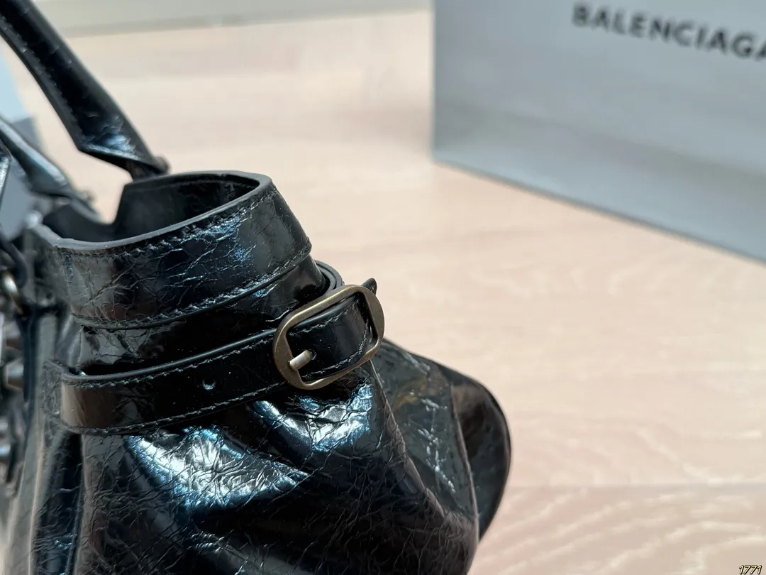 &yen;250飞机盒 Balenciaga 巴黎世家新款 男女通用款哦 众多明星追捧的单品 原版面料 原单品质 超高回头率 尺寸31 16