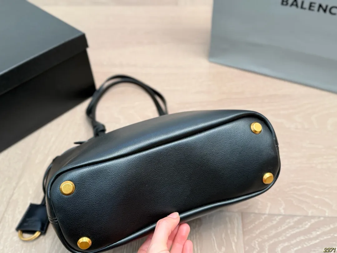 ¥160/¥150配盒 巴黎世家Balenciaga 新款出货啦!秋冬火爆款-日常搭配休闲风妥妥的,绝对吸人眼球不易撞包 。尺寸:33 26/27 20