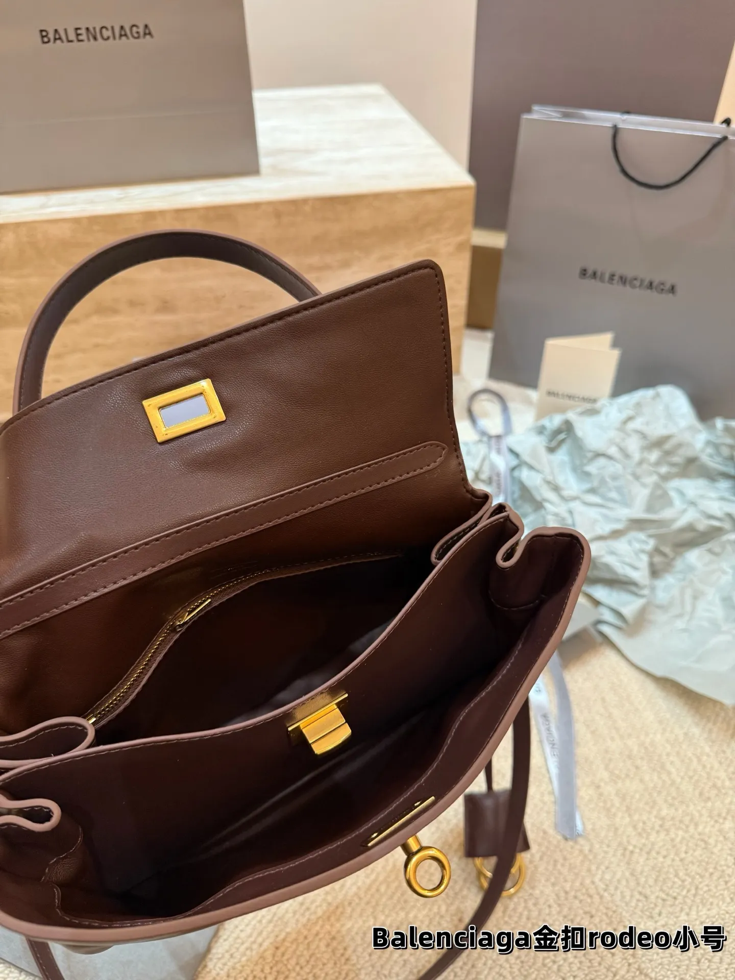 顶级原单 P240 巴黎世家 RODEO 托特包 矮个子也能驾驭的一款包包! 虽说是有两个扣子 建议老婆们扣在里面 前面可以拉拢下来更有设计感 更独特 和秋冬季的衣服超好搭!超米超喜欢💕 尺寸小号28.20